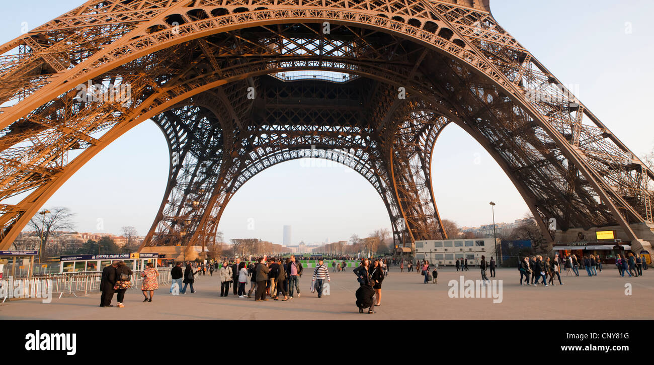 Besucher am Fuße des Eiffelturms geben ein Gefühl der Skala, Paris Stockfoto