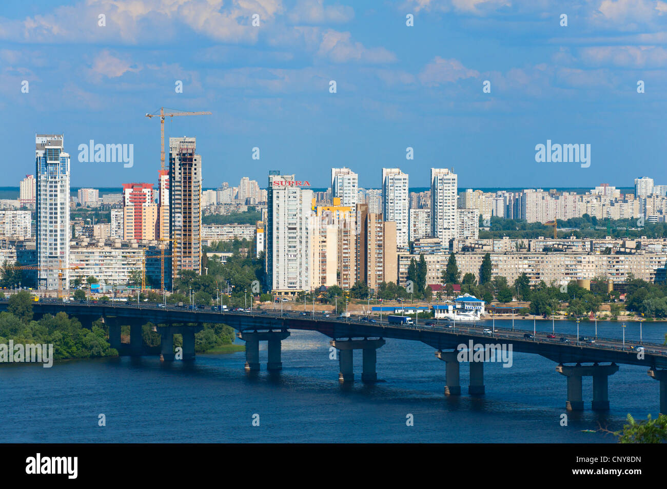 Blick in Richtung Patona Brücke und Berezniaky über den Dnjepr, Kiew, Ukraine, Europa. Stockfoto