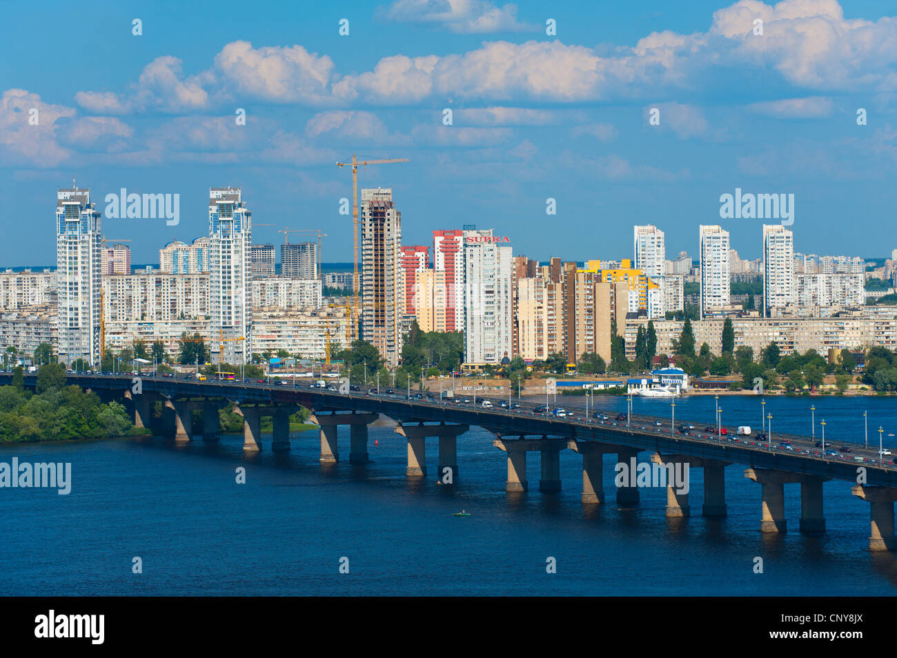 Blick in Richtung Patona Brücke und Berezniaky über den Dnjepr, Kiew, Ukraine, Europa. Stockfoto