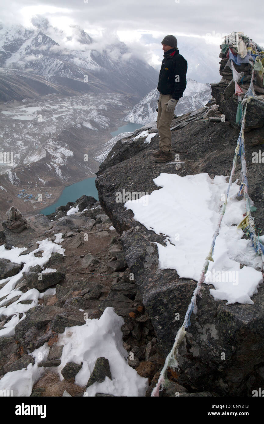 Wanderer auf dem Gipfel des Gokyo Ri in Nepal Stockfoto