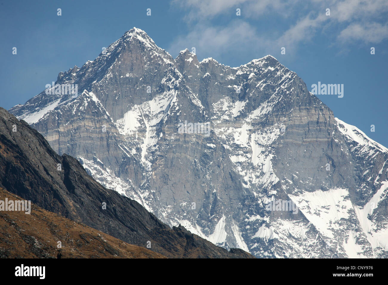 Südwand des Mount Lhotse (8.516 m) in der Khumbu-Region im Himalaya, Nepal. Blick vom Dorf Khunde. Stockfoto