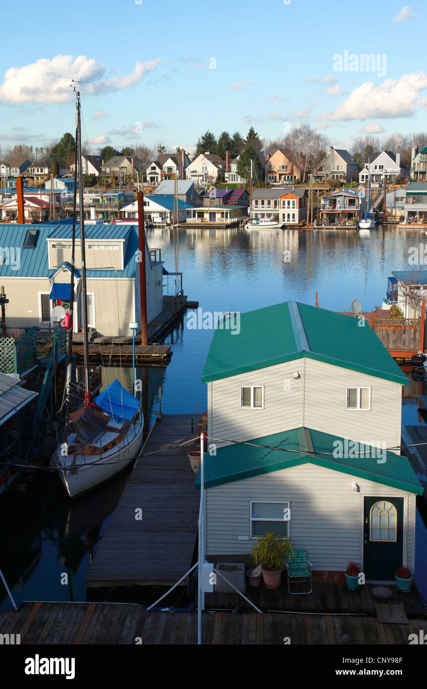 Schwimmende Häuser und Boot in Portland, Oregon. Stockfoto