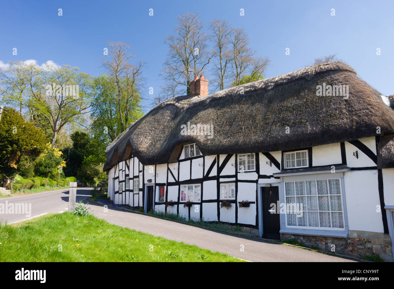 Strohgedeckten Hütten im Dorf Wherwell, Hampshire, England. Frühling (April) 2009 Stockfoto