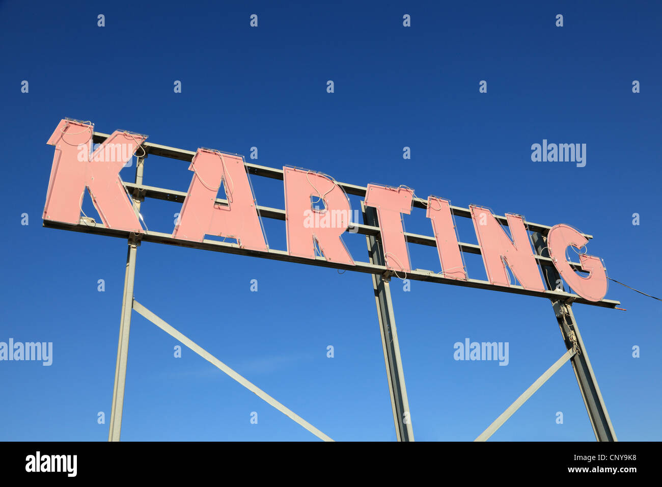 Kart-Schild am Go-Kart-Rennbahn Stockfoto