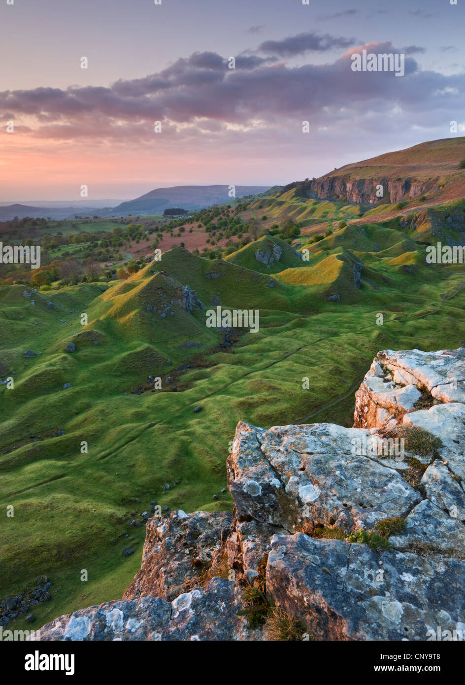 Sonnenaufgang über dem Llangattock Steilhang im Brecon Beacons, Powys, Wales. Frühjahr 2010. Stockfoto