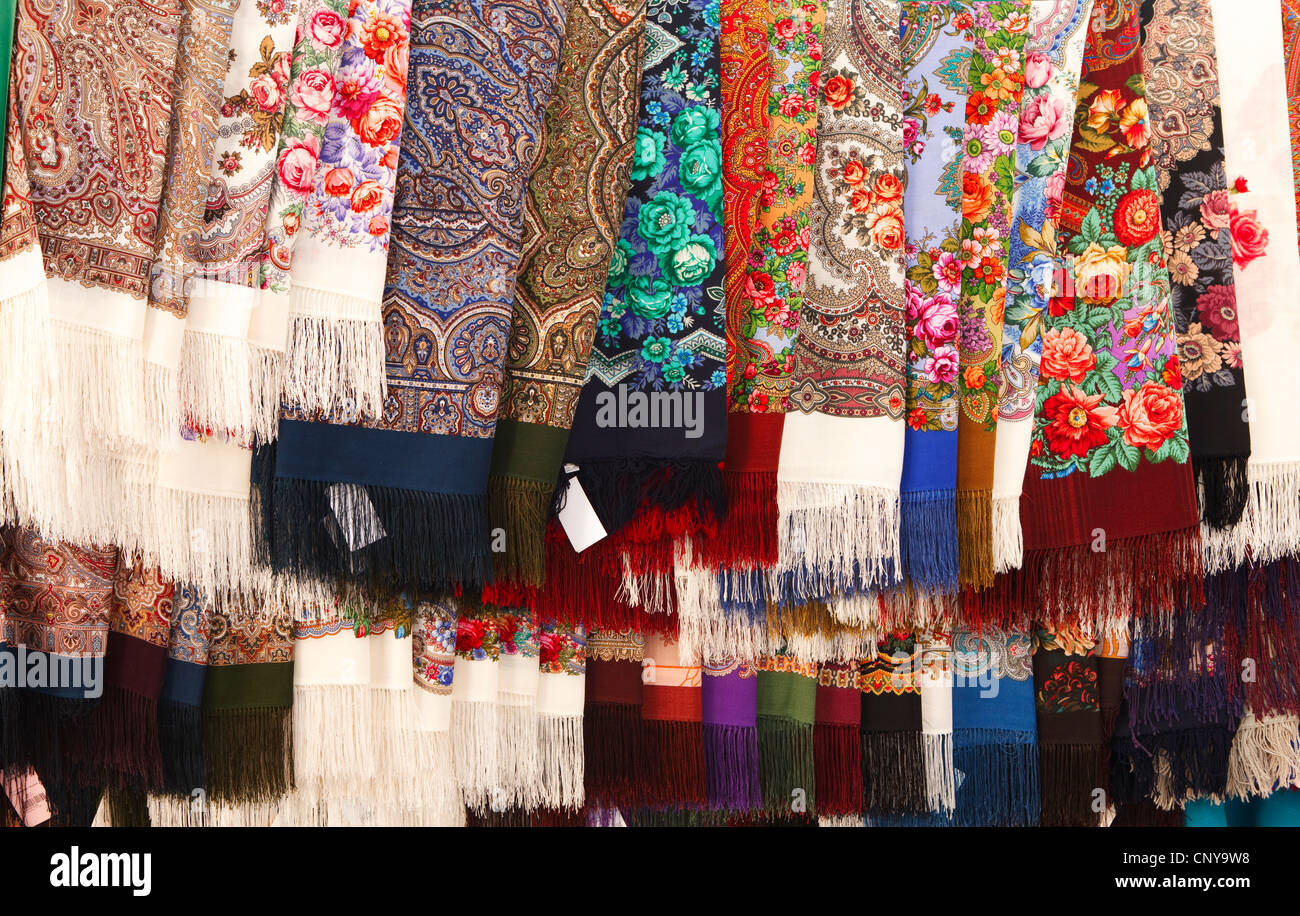 Russland, Suzdal russische traditionelle Pawlowo Posad Schals auf Flohmarkt Stockfoto
