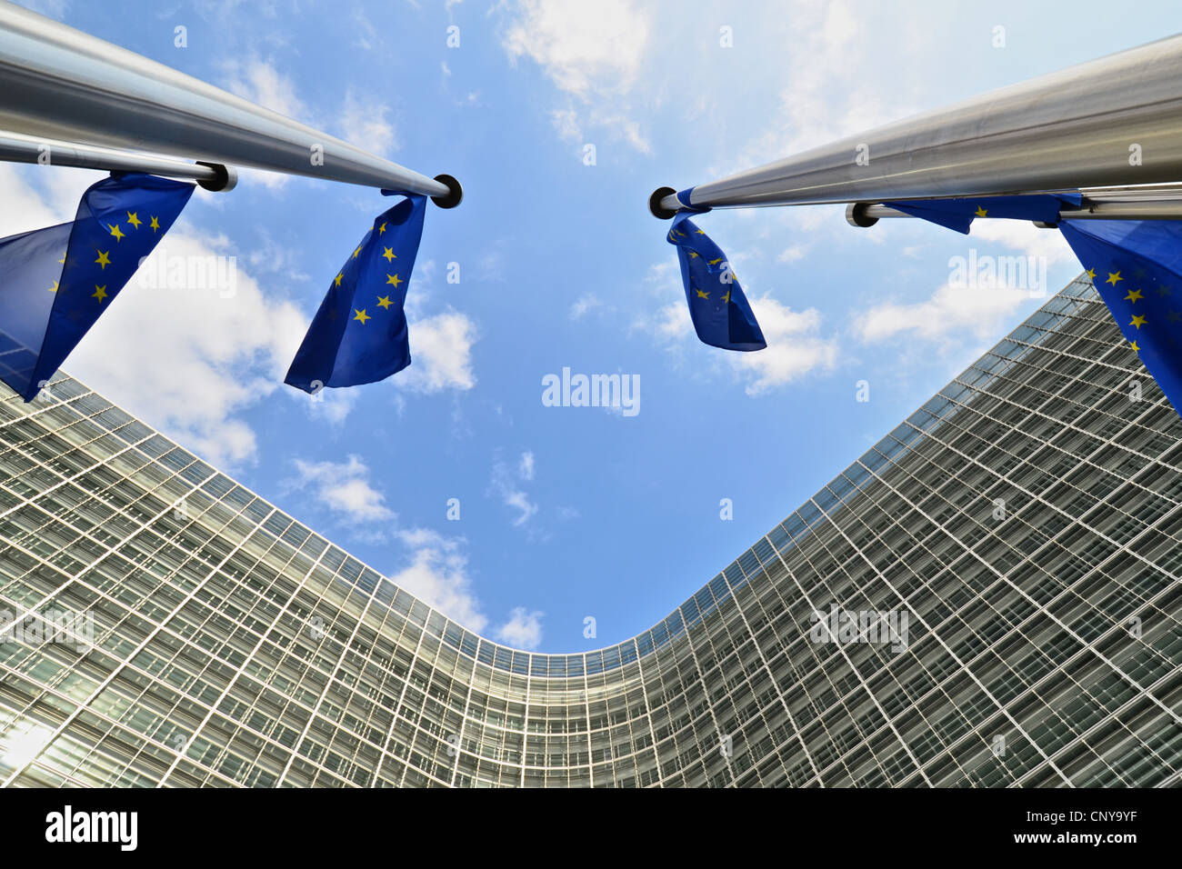 Fahnenmasten und Europäische Union Fahnen vor dem Sitz der Europäischen Kommission Berlaymont-Gebäude in Brüssel, Belgien Stockfoto