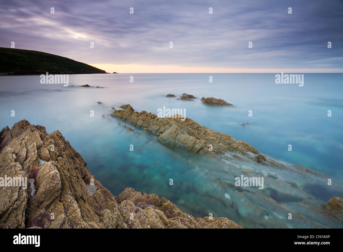 Sommer Sonnenaufgang über dem Talland Bay, Süd Cornwall, England. Sommer (Juni) 2010. Stockfoto