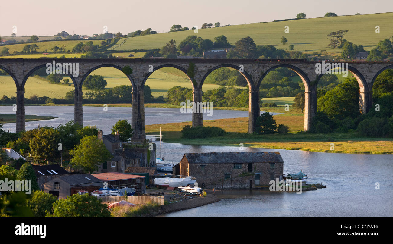 Eisenbahnviadukt überspannt den Fluss Tiddy in der Nähe der kornischen Dorf of St Germans, Cornwall, England. Sommer 2010 Stockfoto