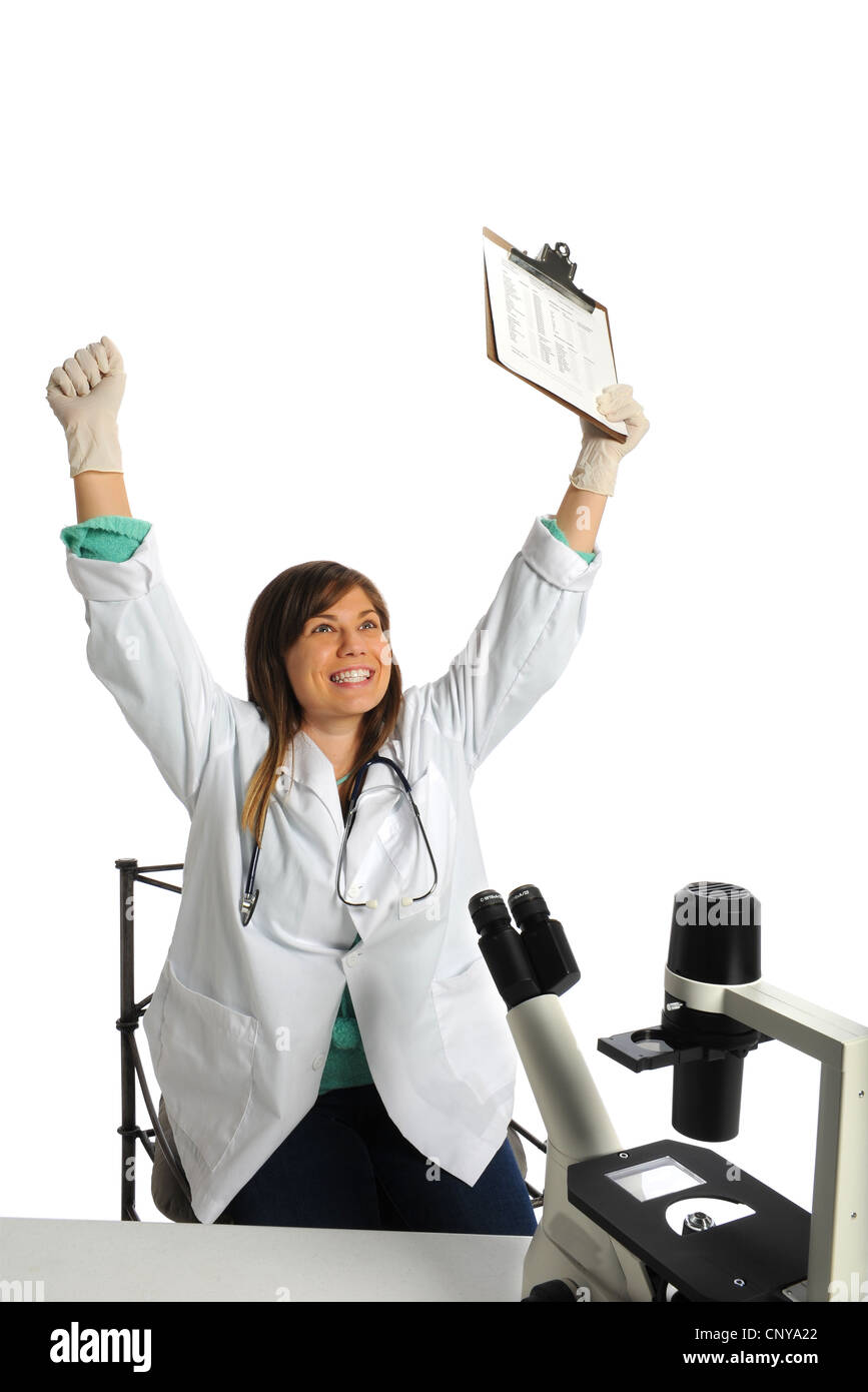 Arzt oder Krankenschwester zeigt die Spannung am Mikroskop, heben ihre Hände über den Kopf in einer Geste des Sieges Stockfoto