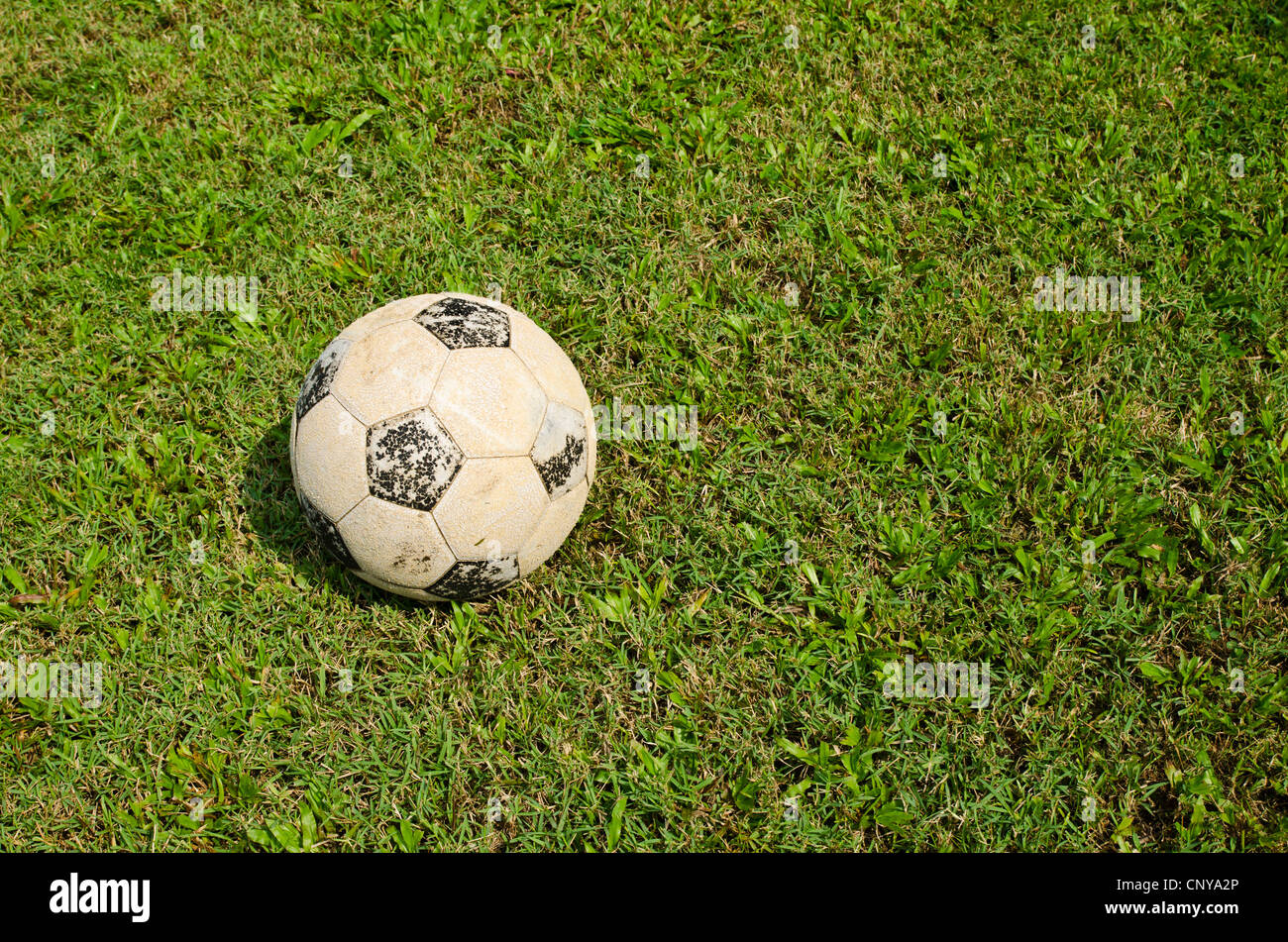 Alte Fußball auf dem Feld Stockfoto