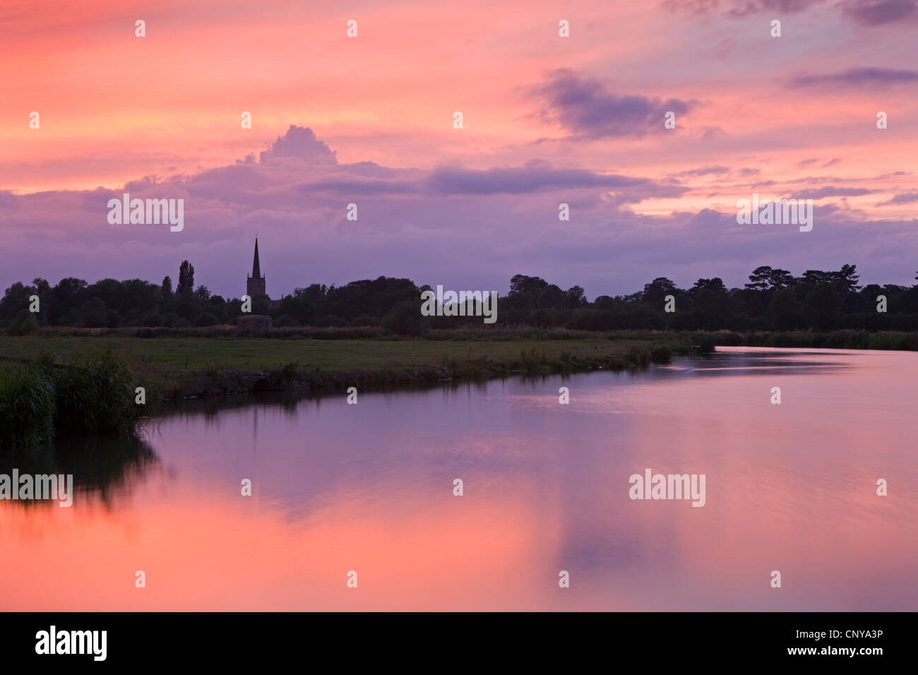 Sonnenuntergang über der Themse und der Kirche Spire von Lechlade, Cotswolds, Oxfordshire, England. Sommer 2011. Stockfoto