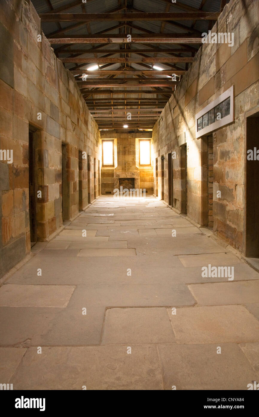 Gang zwischen zwei Reihen von Zellen, Port Arthur Penitentiary, Tasmanien, Australien. Stockfoto