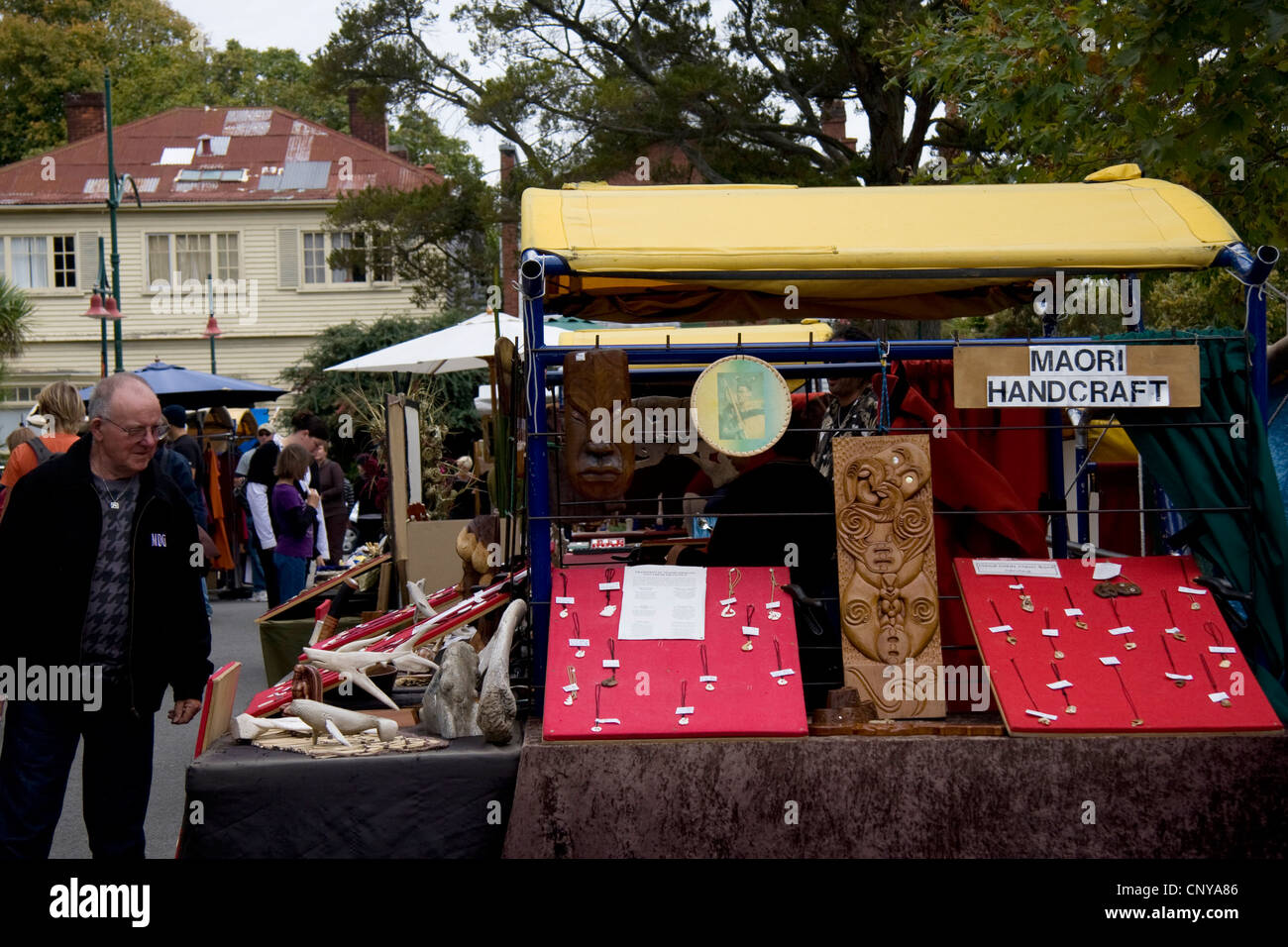 Fertige Arbeiten zum Verkauf auf dem Markt im Art Centre, Christchurch. Stockfoto