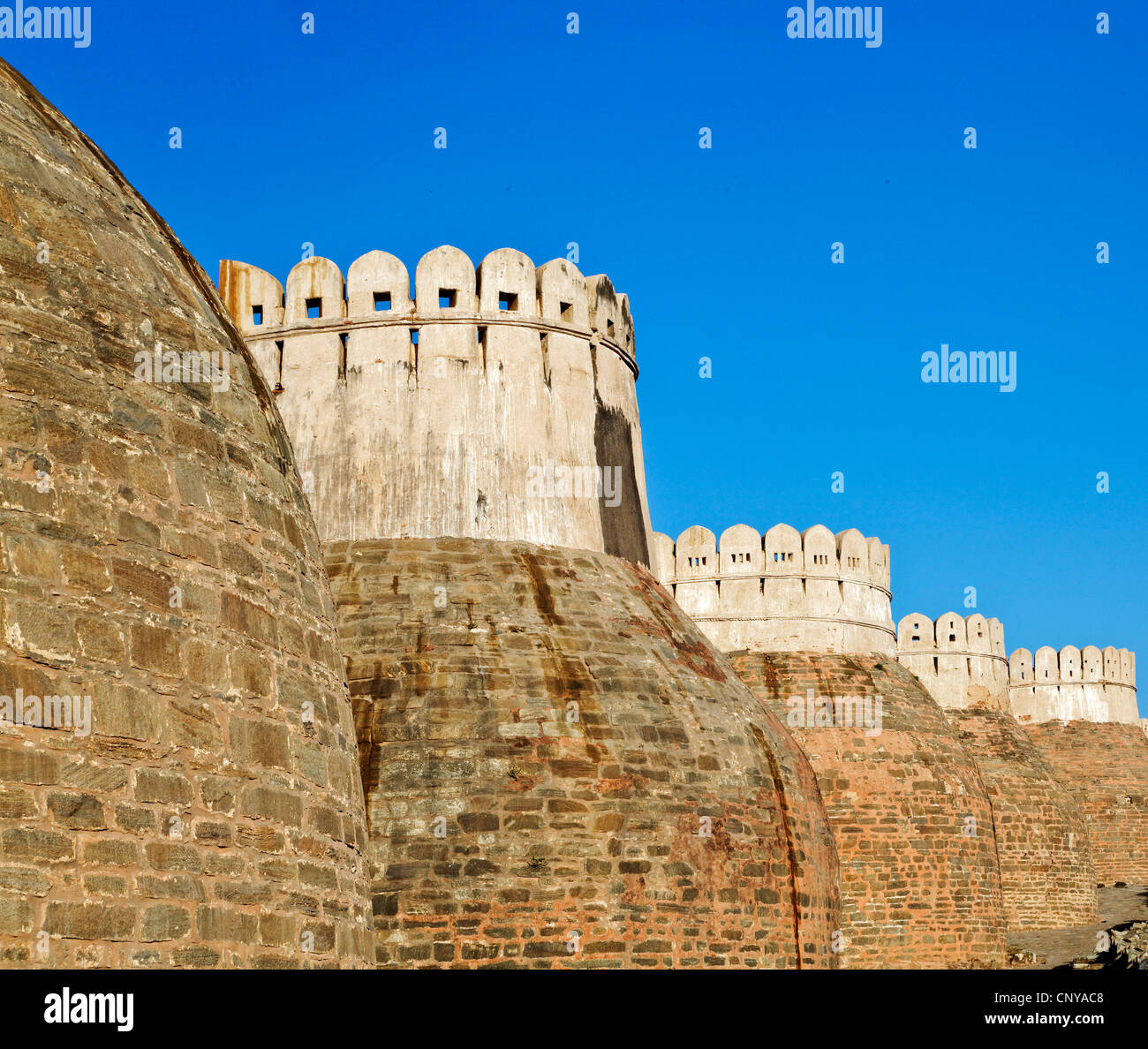 Außenwände des Kumbhalghar Fort 9. Jahrhundert indische historische Bedeutung, Bastionen, öffentlichen Fußweg und gebogene Funktionen Stockfoto