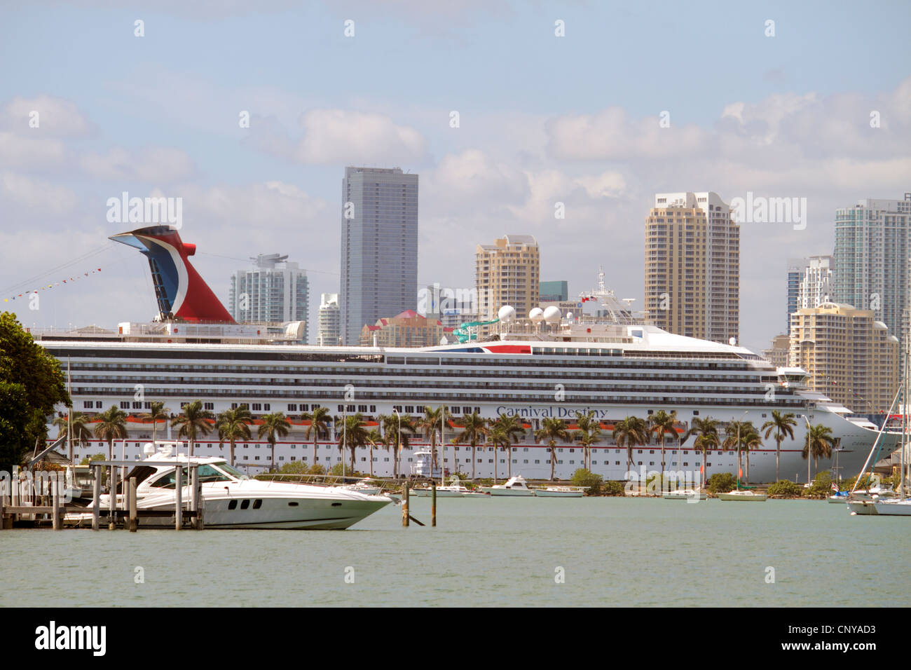 Miami Florida, Biscayne Bay, Carnival Destiny. Kreuzfahrt Schiff, Carnival Cruises, Hafen von Miami, Downtown City Skyline, Bürogebäude, City Skyline, Hotels, Boa Stockfoto