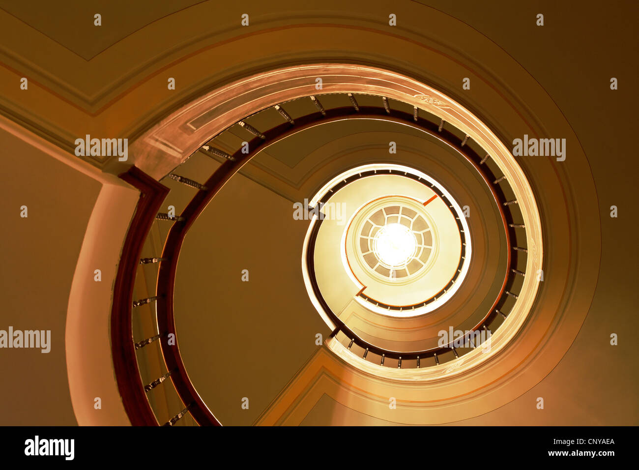 Architektur-Kurven der Wendeltreppe, Treppenhaus und scharf Dekoration im antiken Stil mit Kronleuchter Beleuchtung im Hintergrund Stockfoto
