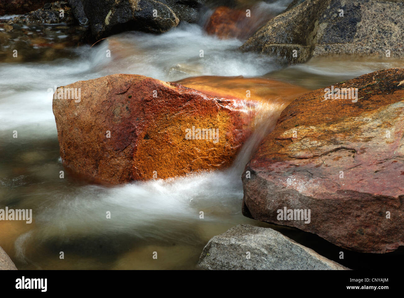 herabstürzende Wasser unten Bridal Vail Falls, Yosemite Tal, Yosemite-Nationalpark, roten Steinen, weiches Wasser Stockfoto
