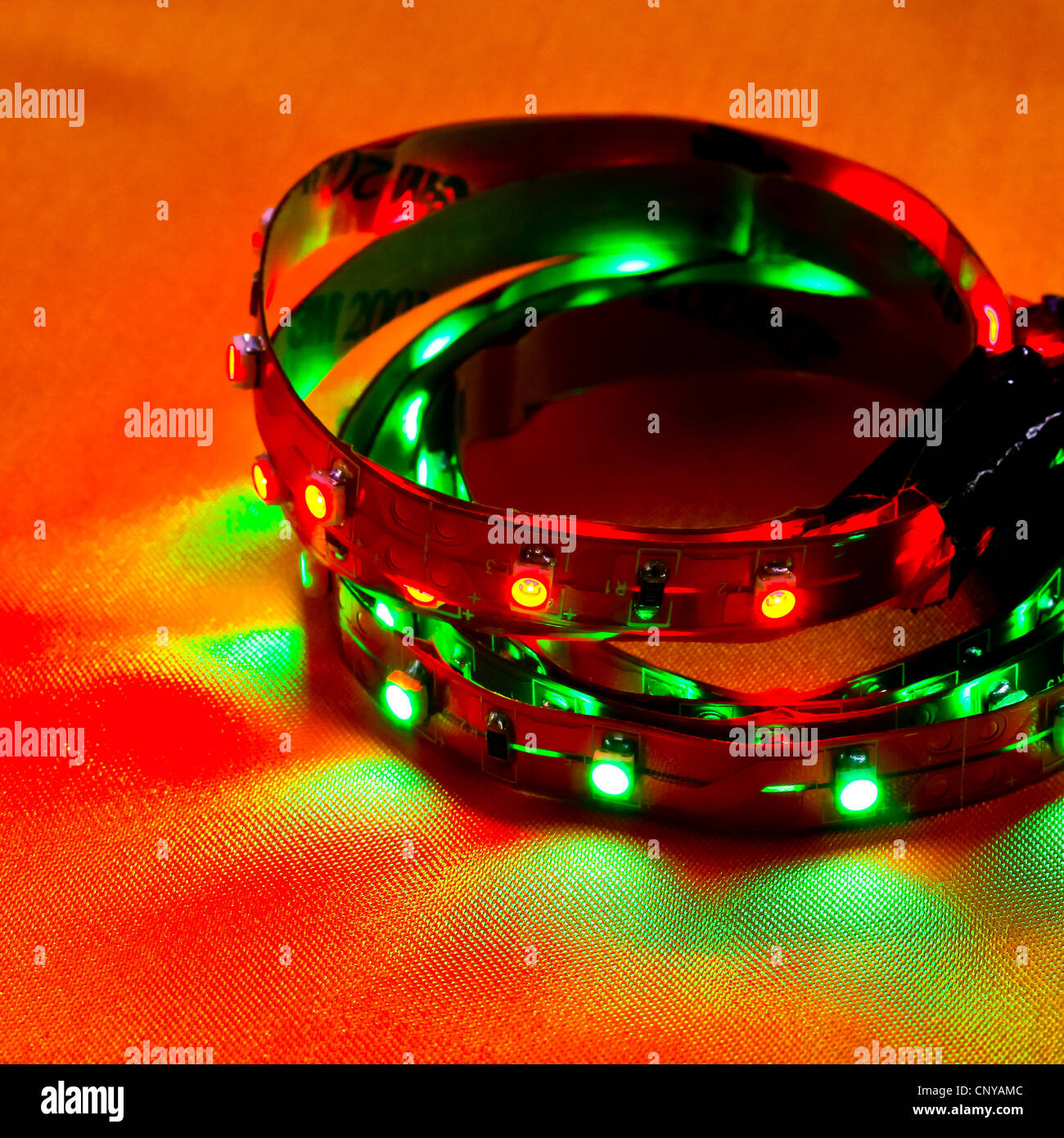 Nahaufnahme von hoher Intensität LED-Lichtleisten mit sehr engen Schärfentiefe beleuchtet. Gedruckte Schaltungen deutlich zu erkennen. Stockfoto