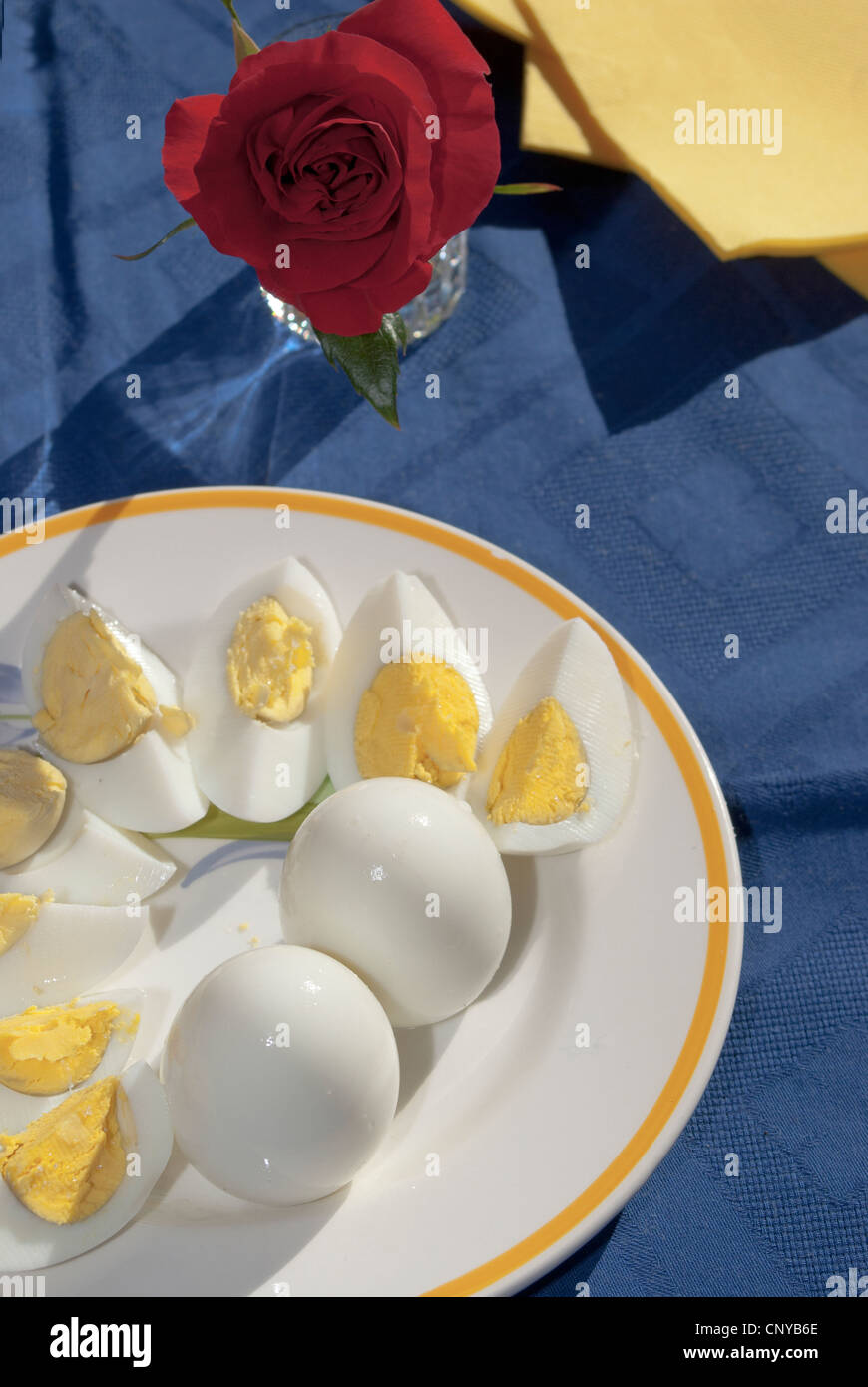 Italienisches Essen. hartgekochten Eiern, ein wichtiger Bestandteil der mediterranen Ernährung Stockfoto