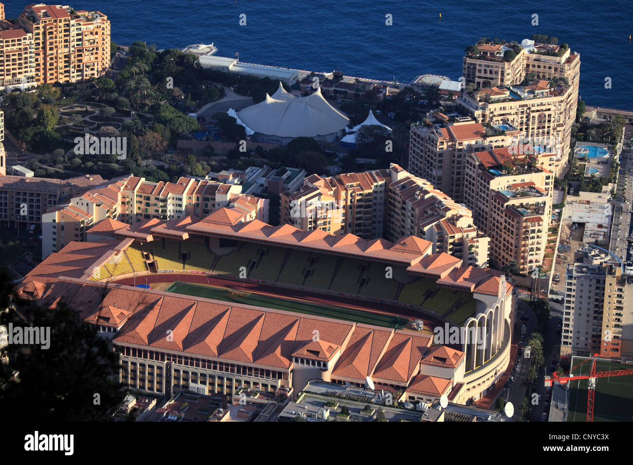 Draufsicht auf das Fürstentum Monaco und das Stadion Louis II. Stockfoto