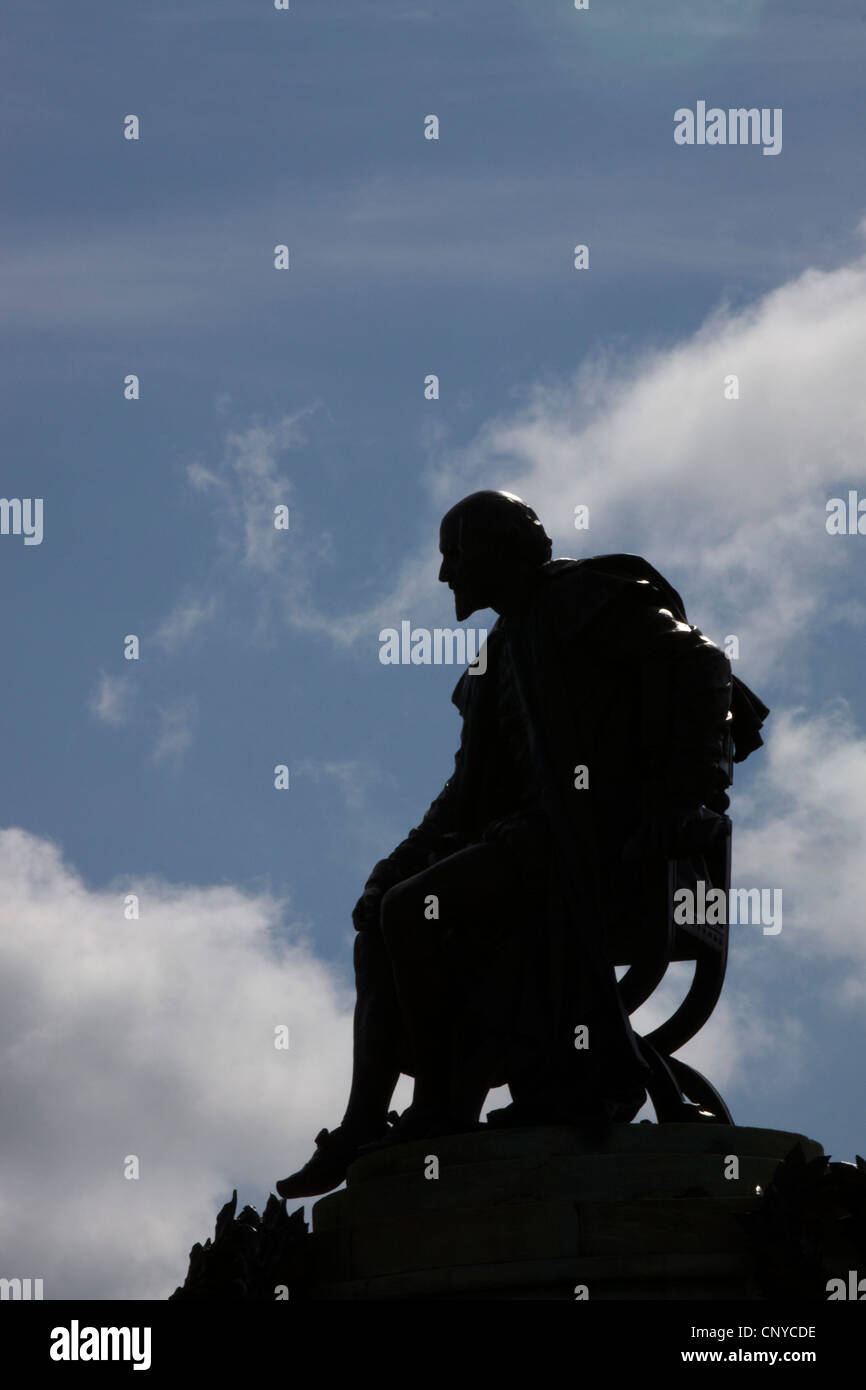 Eine Silhouette-Statue von The Bard William Shakespeare in Stratford-Upon-Avon, England Stockfoto