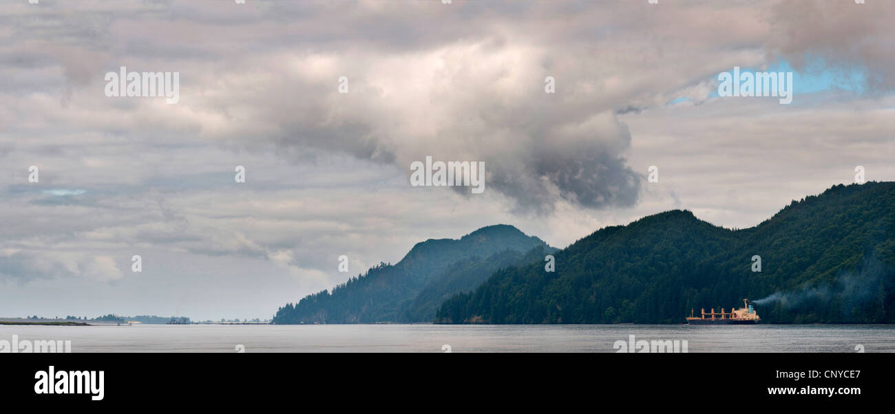 Ein Container-Tanker aufbrechen, um den Pazifischen Ozean am Columbia River in Washington State, USA. Stockfoto