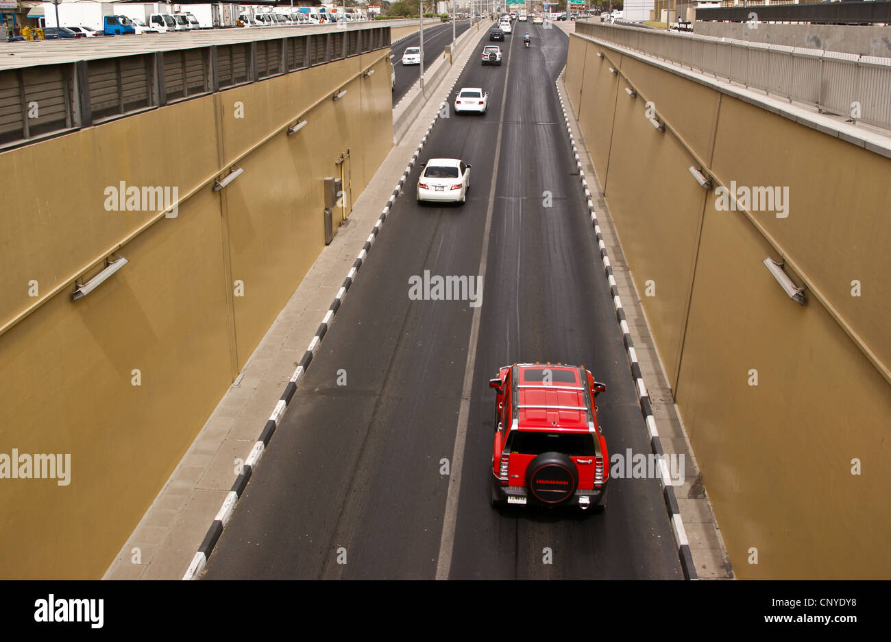 Eine rote SUV auf Al Shindagha Straßentunnel unter Dubai Creek, Vereinigte Arabische Emirate Stockfoto