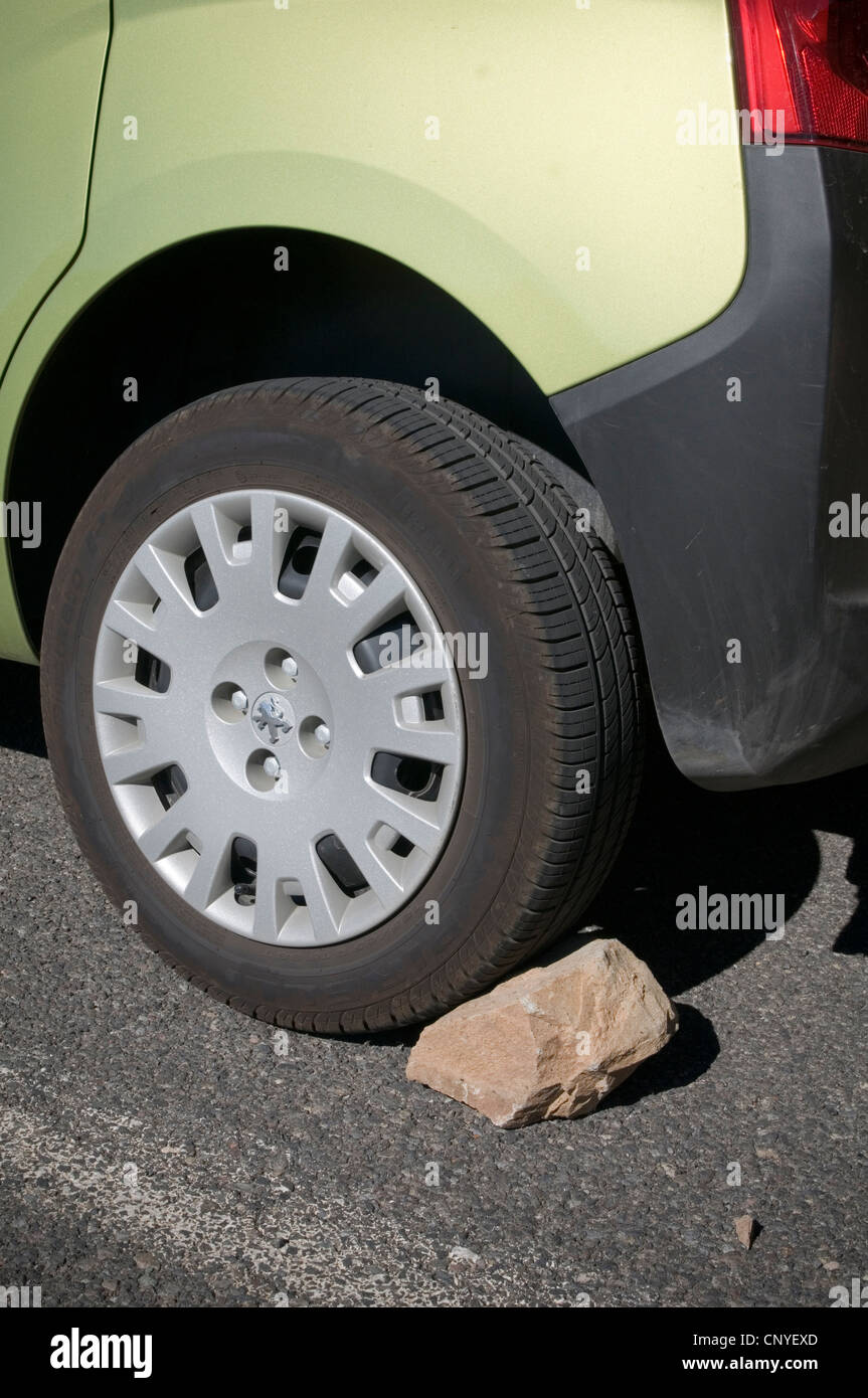 gelber Kunststoff Schritt Keil Keile gesetzt unter das Rad von einem  Wohnmobil, das Fahrzeug bei Nacht auf der Straße geparkt zu ebnen  Stockfotografie - Alamy