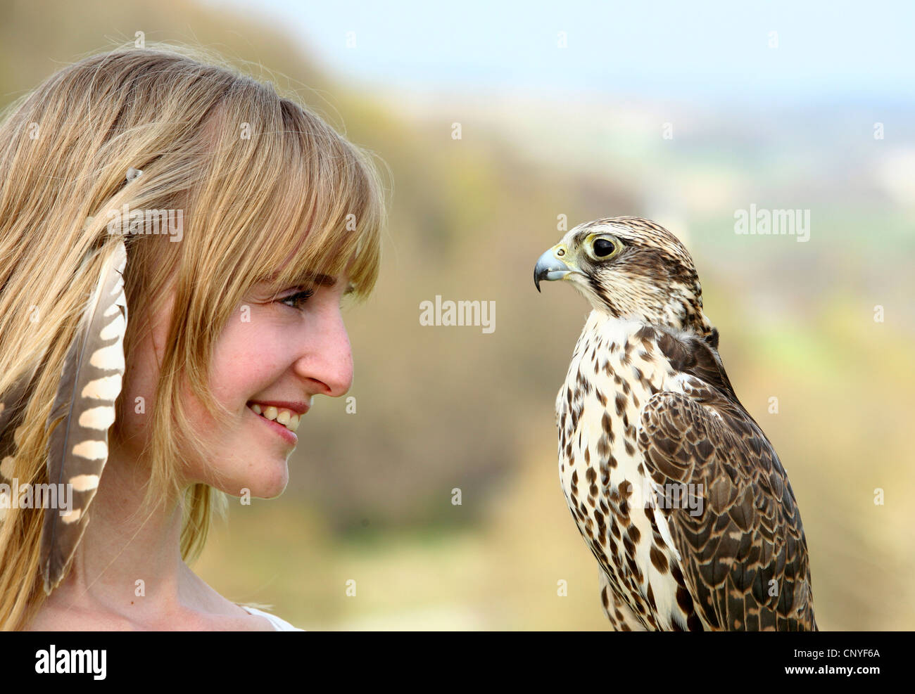 Sakerfalken (Falco Cherrug), auf dem Arm einer jungen Frau Stockfoto