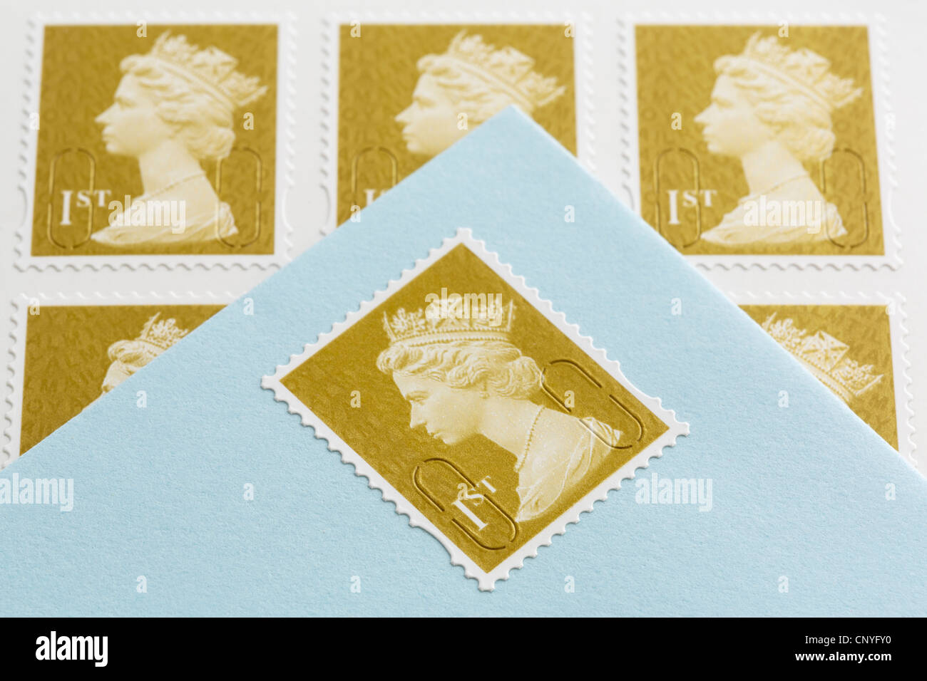 UK, Großbritannien. Royal Mail erster Klasse Briefmarken und einen Umschlag mit einer Briefmarke aufgeklebt Stockfoto