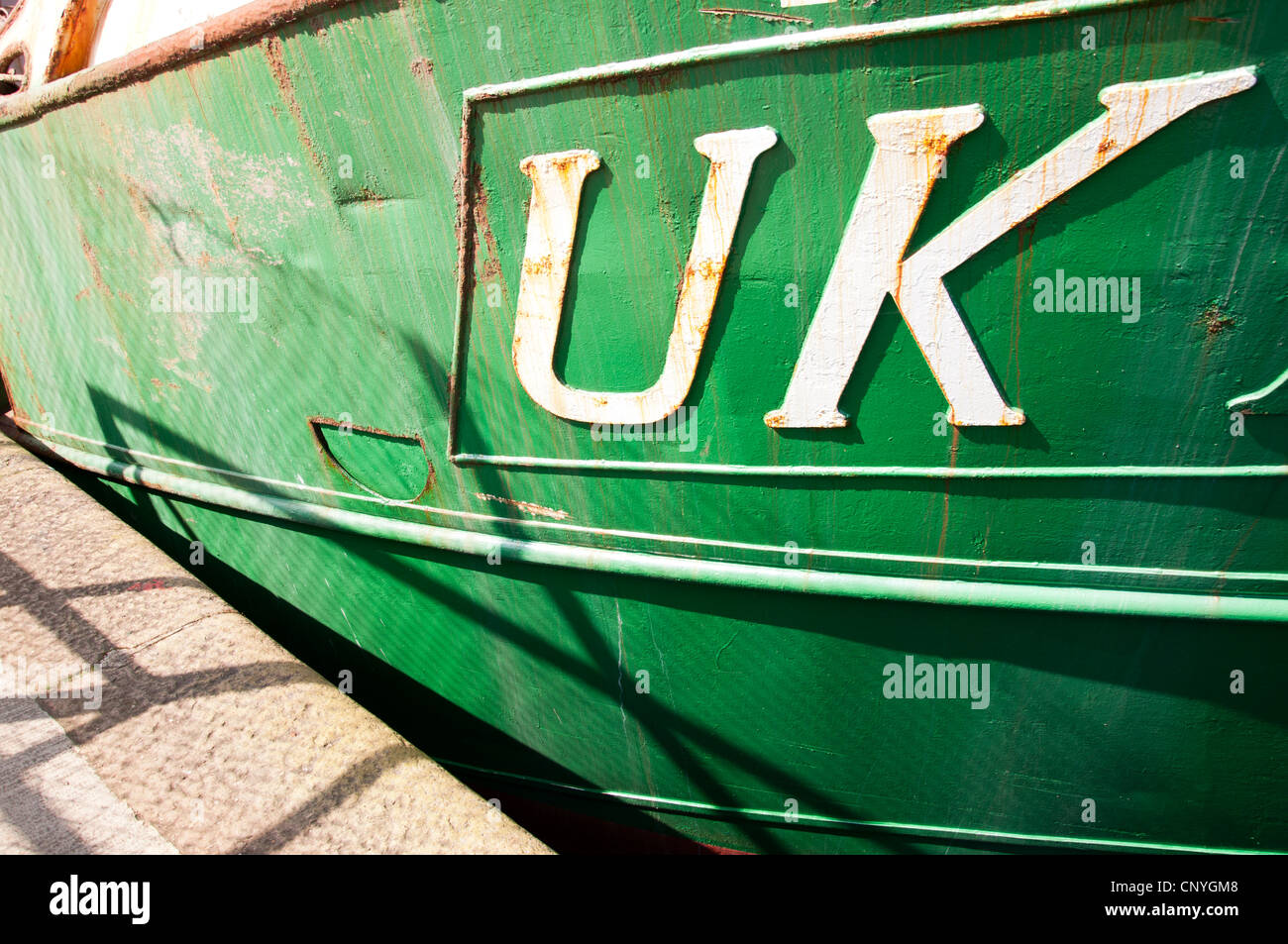 UK-Fischerei-Industrie. Schiff im Hafen festgemacht. Stockfoto