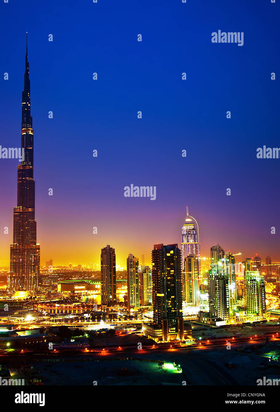 Dubai downtown Nachtszene mit Citylights, Luxus neue High-Tech-Stadt im Nahen Osten, Vereinigte Arabische Emirate-Architektur Stockfoto