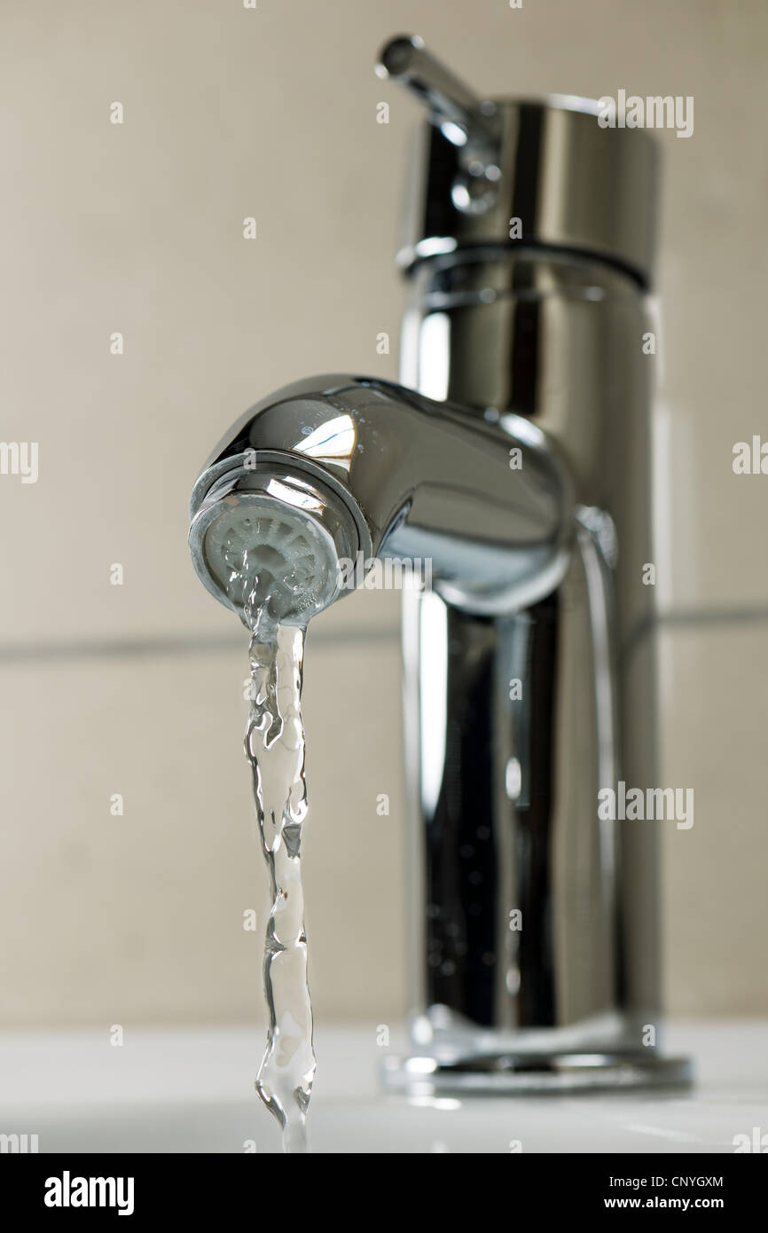 Wasser aus dem Wasserhahn Stockfoto