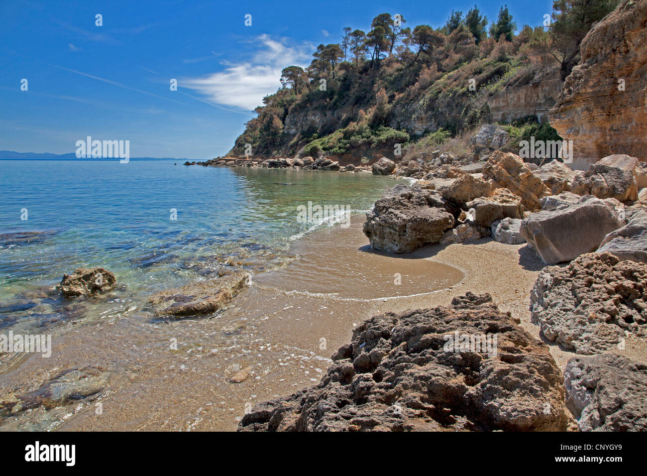 Felsiger Strand in der Nähe von Nea Fokia, Halbinsel Kassandra, Chalkidiki, Zentralmakedonien, Griechenland Stockfoto