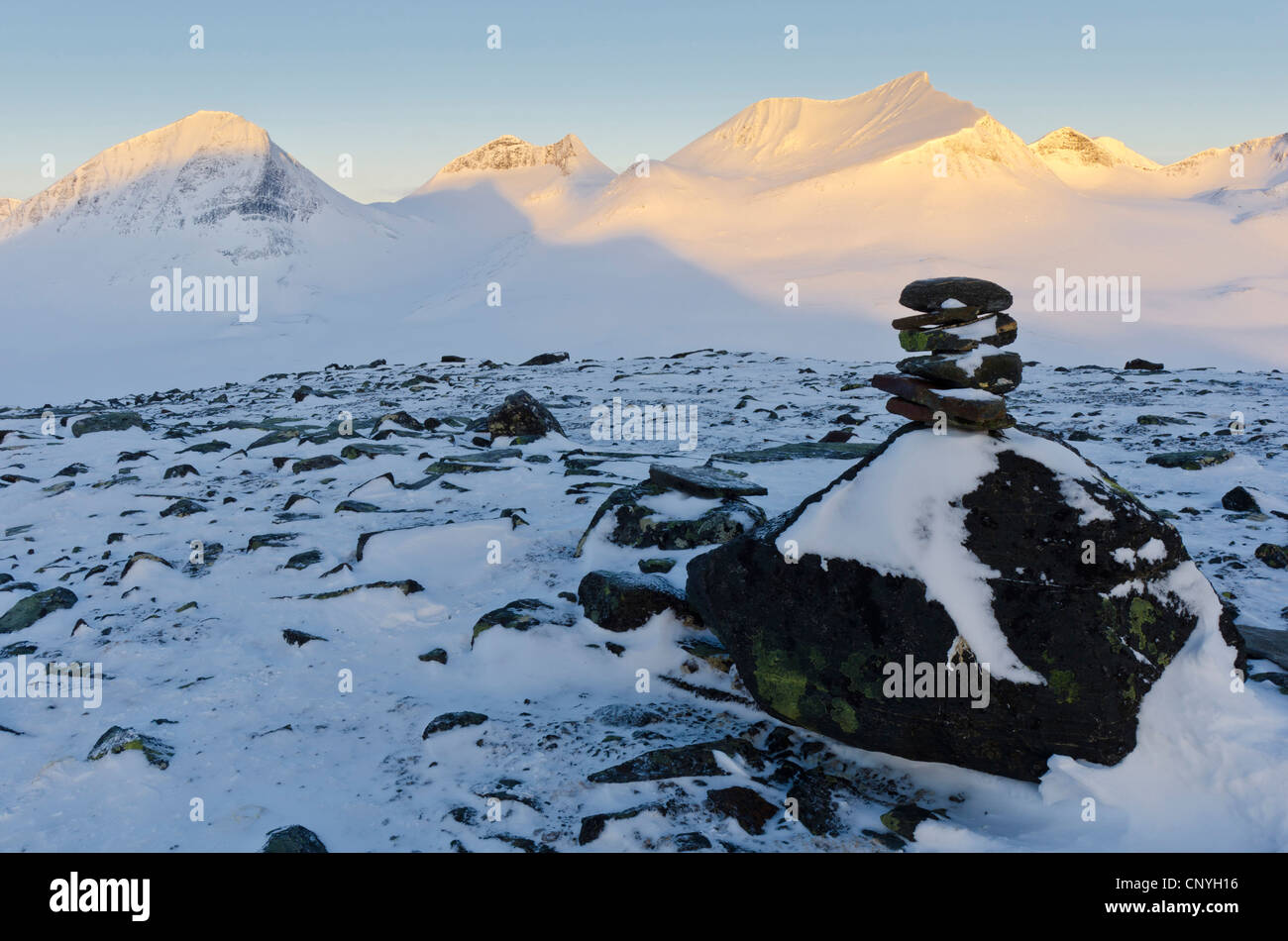 Berggipfel des Tjaekja Joka in das Tal des Stuor Reaiddavaggi, Kebnekaise fiel, Schweden, Lappland, Norrbotten Stockfoto