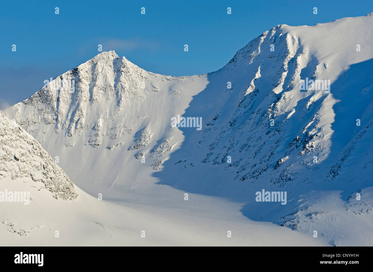 schneebedeckte Berggipfel im Tal Stuor Reaiddavaggi, Kebnekaise fiel, Schweden, Lappland, Norrbotten Stockfoto