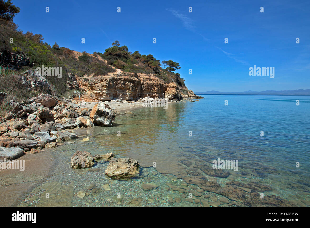 Felsiger Strand in der Nähe von Nea Fokia, Halbinsel Kassandra, Chalkidiki, Zentralmakedonien, Griechenland Stockfoto