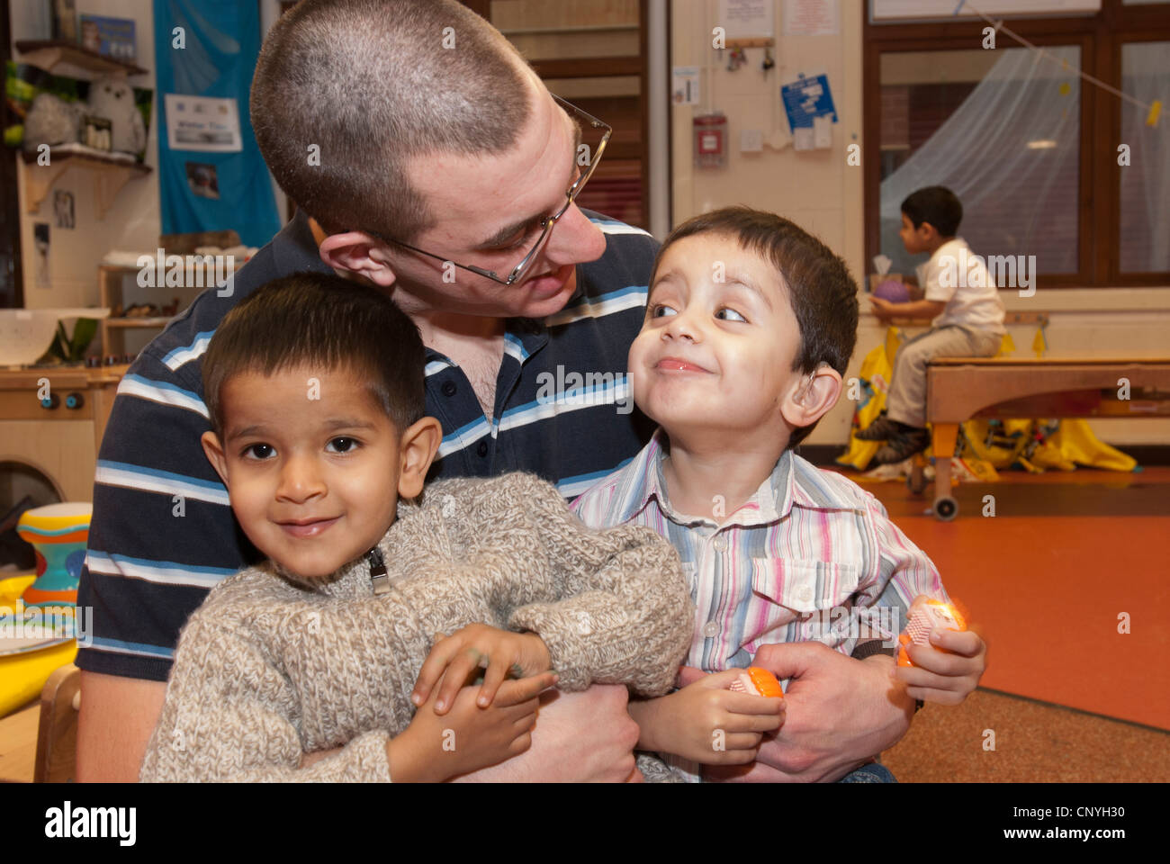 Männliche Erzieher betreuen Kinder Stockfoto