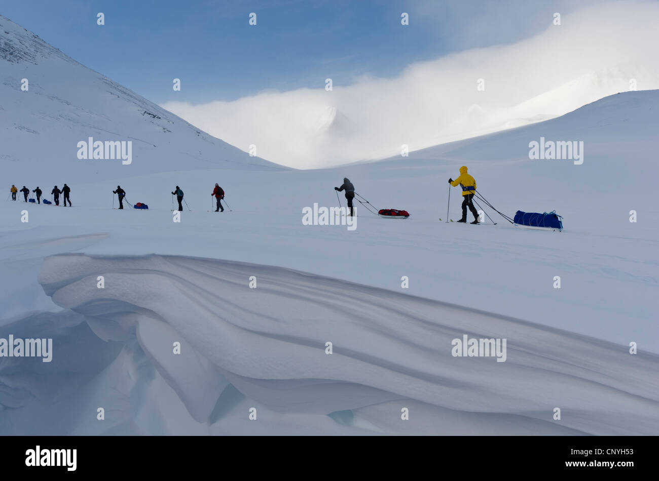 Ski-Wanderer mit Pulk im Tal Stuor Reaiddavaggi, Kebnekaise fiel, Schweden, Norrbotten Lappland Stockfoto