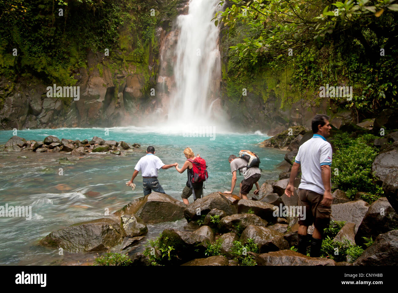 Touristen am Wasserfall mit den blauen Wassern des Rio Celeste im VolcanTenorio Nationalpark, Costa Rica, Mittelamerika Stockfoto