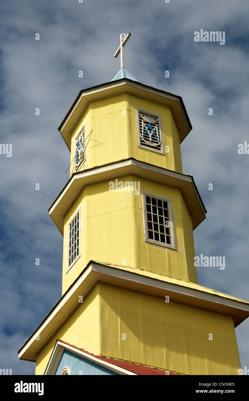 Gelber Turm Iglesia San Carlos de Borroneo Conchi Chiloe Chile Stockfoto