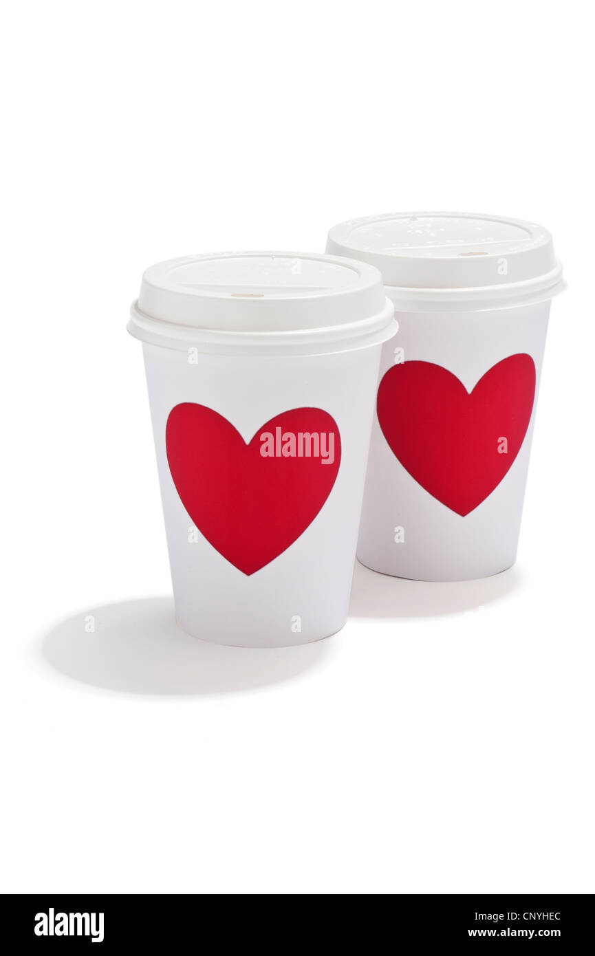 Zwei Imbiss Getränke Tassen mit roten Herzen auf Sie Stockfoto