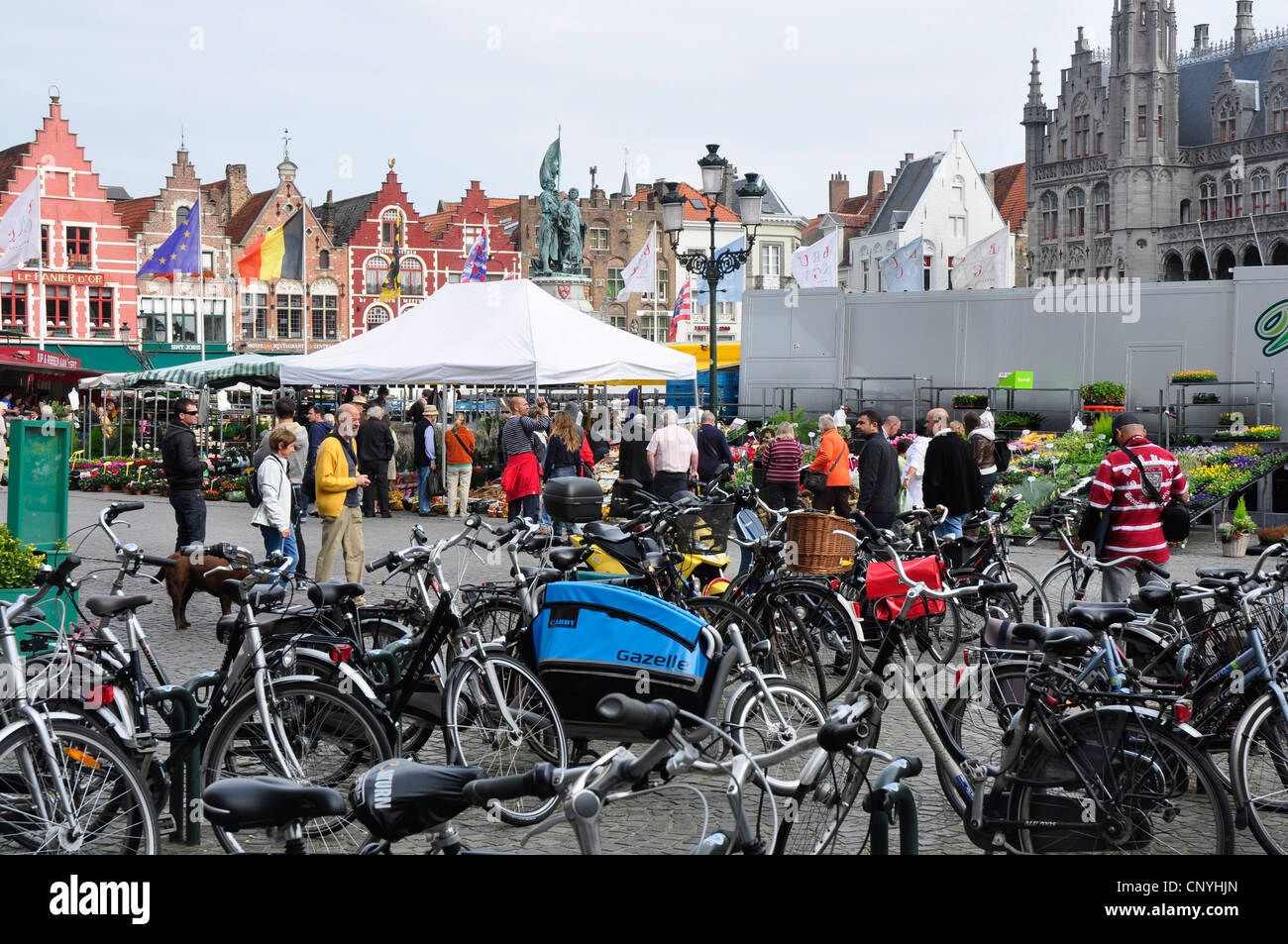 Belgien - Brügge - Marktplatz Zyklen - - das beliebteste Verkehrsmittel in der Stadt Stockfoto