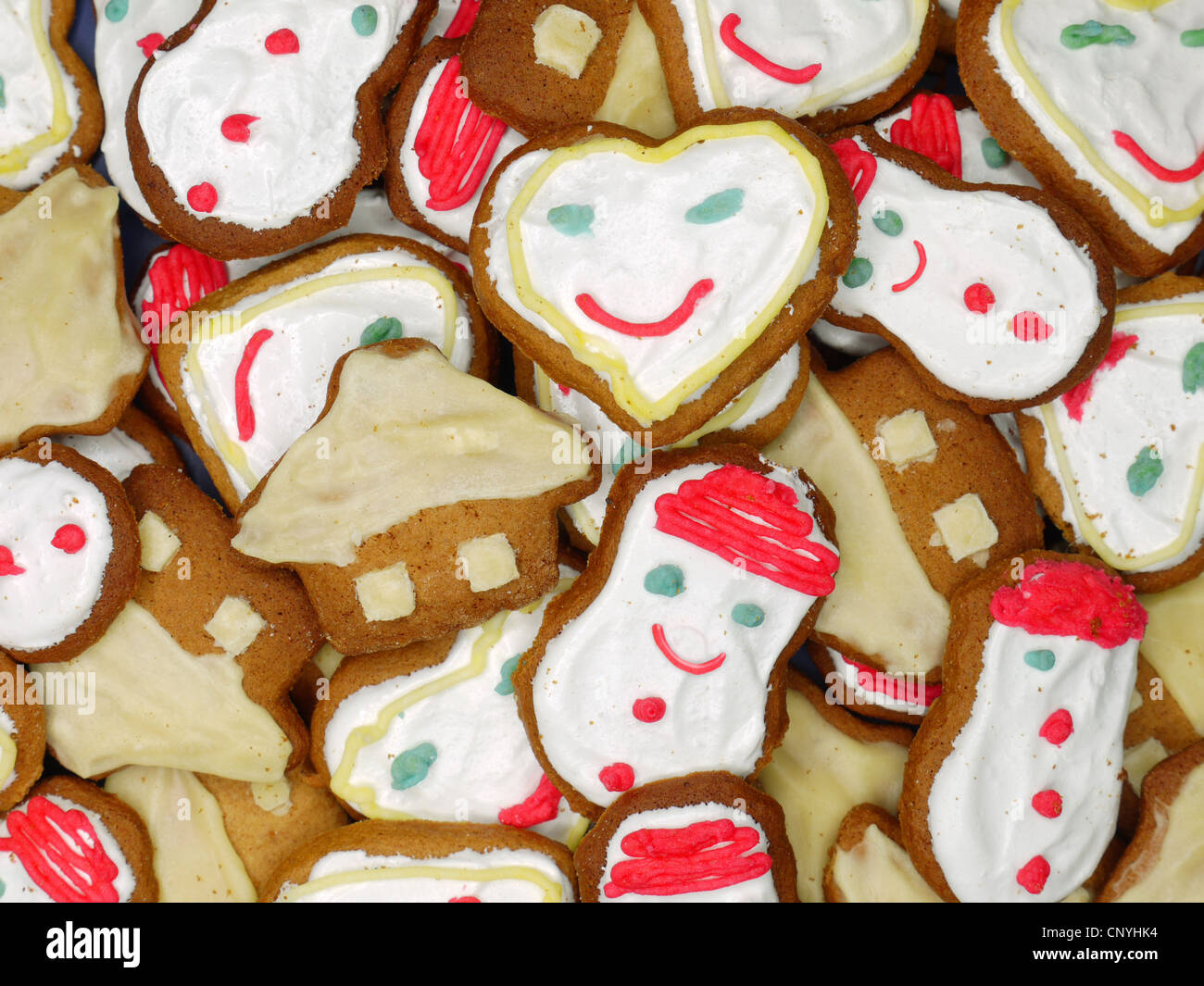 Haufen von Lebkuchen in Form von Häuschen und Schneemann erschossen von oben Stockfoto