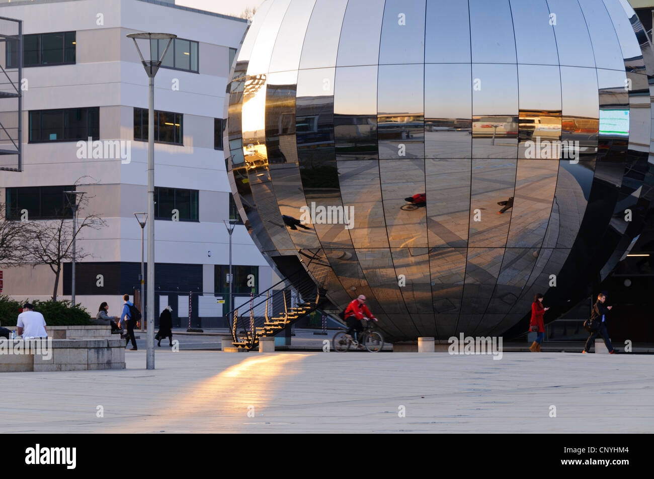 Verspiegelte Kugel Planetarium im Millennium Square, Bristol, UK Stockfoto