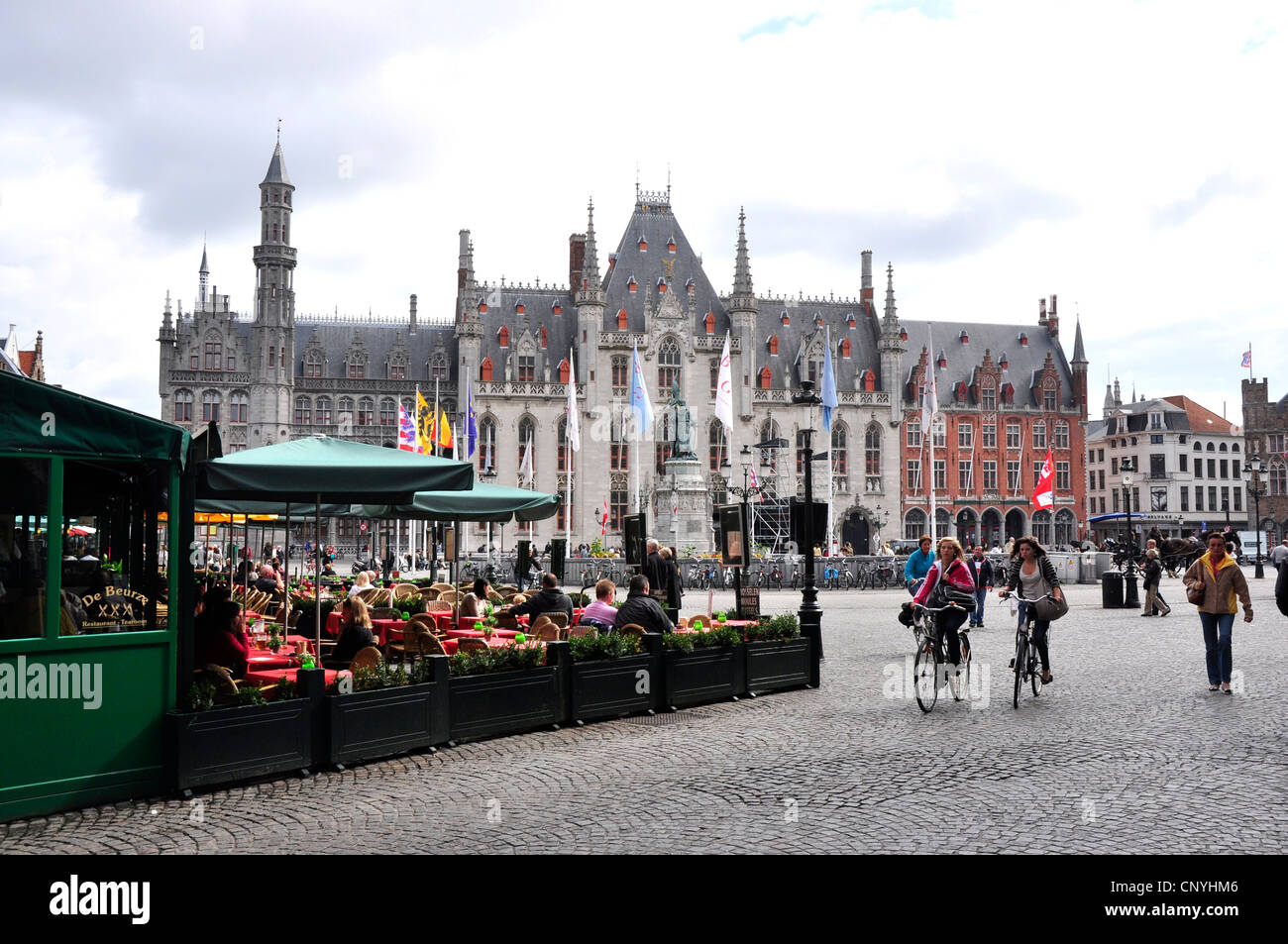 Belgien - Brügge - Marktplatz - Cafés - Zyklen - schustert - und das gotische Rathaus Stockfoto