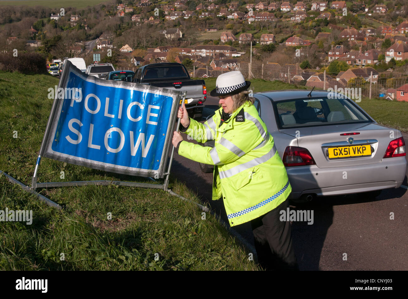 Traffic Polizisten eine Radarfalle in Betrieb Stockfoto