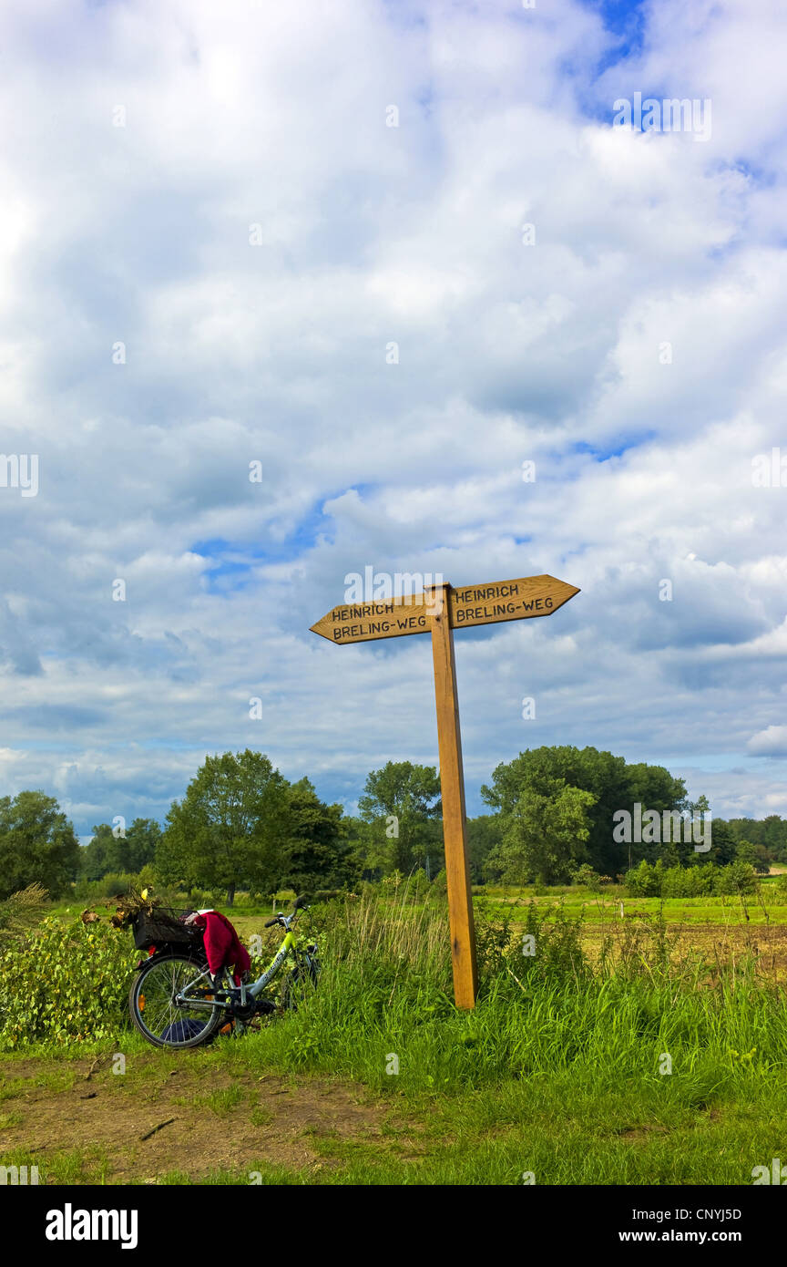 Fahrrad mit einem Wegweiser für Wanderer an der Wümme, Deutschland, Niedersachsen, Verden, Fischerhude Stockfoto