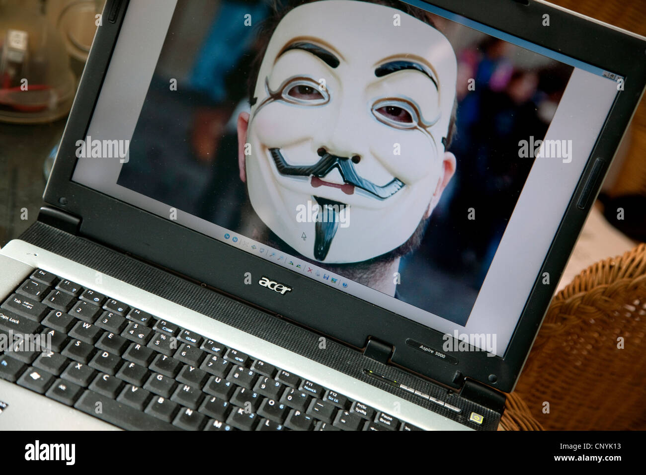 'Anonymous' maskierten Gesicht am Computer-Bildschirm, London Stockfoto
